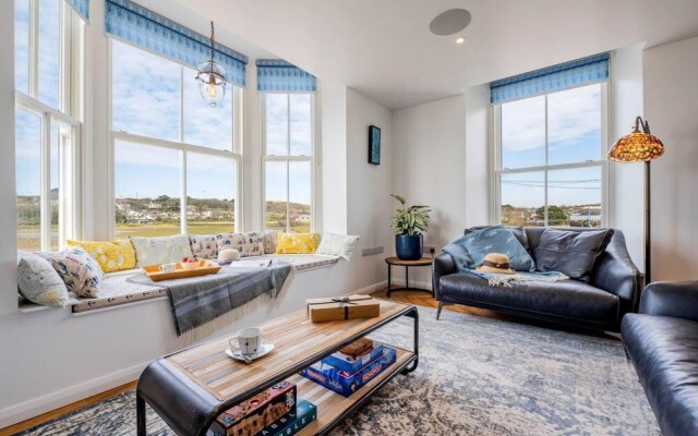 Luxurious 2 Bedroom Apartment With Estuary View