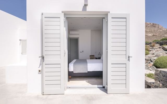 Luxury Villa With Pool And Sea View..!