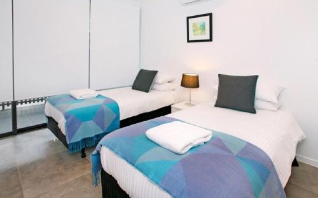 Views from Red Hill Modern and Spacious Split Level Executive 3BR Red Hill Apartment Close to CBD – Guest Rooms – Brisbane