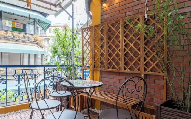 Little Balcony Hang Ca