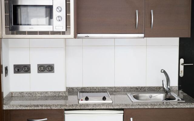 Modern & Stylish Flat Dos Aceras by La recepcion