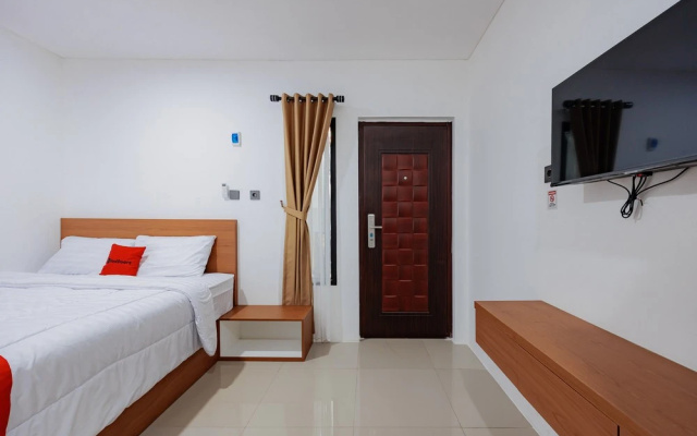 RedDoorz Plus Syariah @ Limus Nunggal – Guest Rooms – Ciangsana