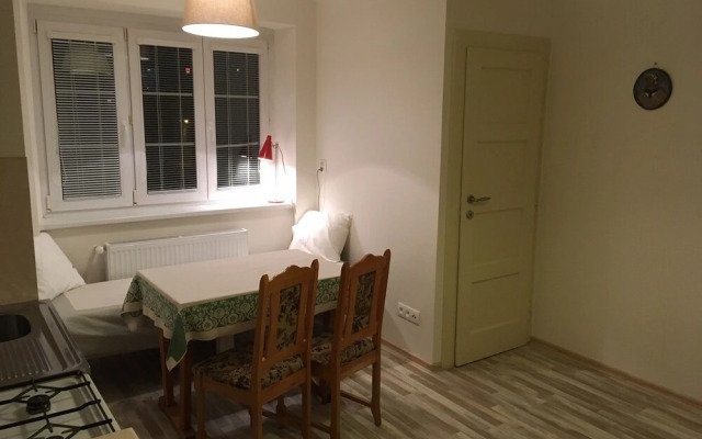 Cosy home - 4 stops to DT