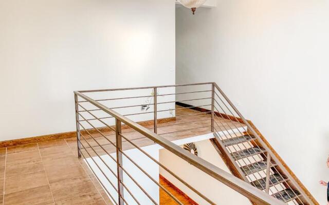 Beautiful 3 BDR 2,5 Bath- Steps from Beach w/PKG