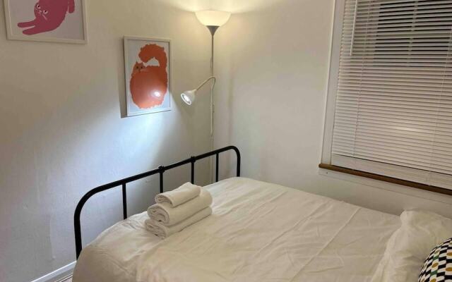 Essex 2-bed House nr Stanstead With Arcade Machine