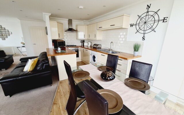 Off the Hook - Luxury Beach Apartment - Sleeps 4