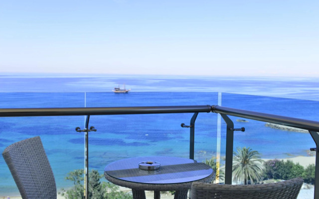 Azura Deluxe Resort & Spa