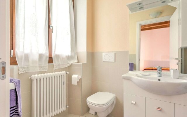 Modern Holiday Home with Swimming Pool in Gravedona