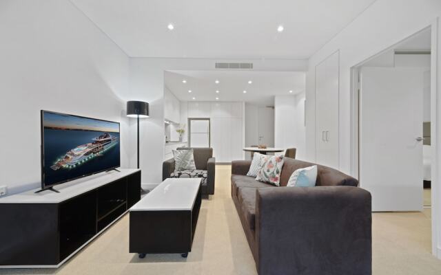 Peaceful Water Side Retreat with Huge Courtyard