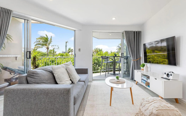 Unit 2 Perfect Holiday Haven in Beachfront Street See the Ocean 2 Bed 2 Bath – Balcony – Sunshine Beach