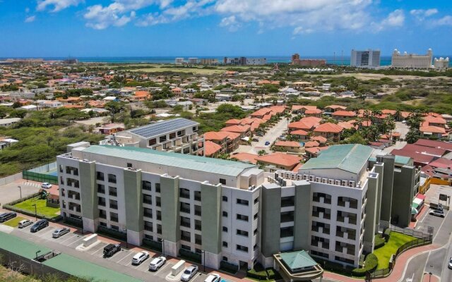 Amazing 1BR 2BA Condo Great Location w Pool GYM
