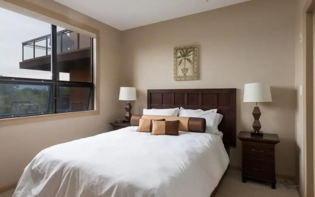 Corner Apartment with Lake View #518