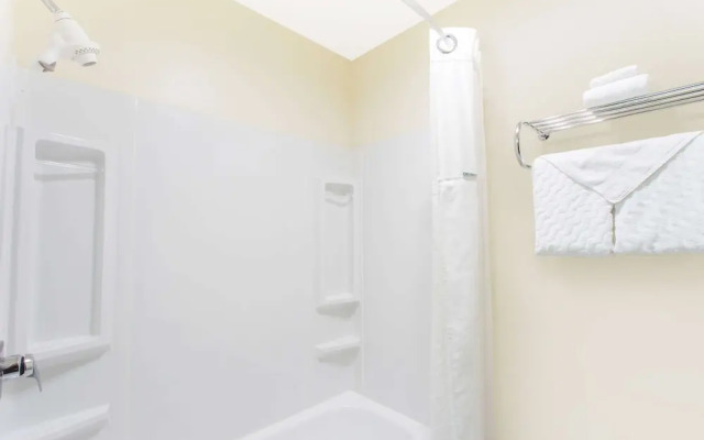Baymont Inn & Suites Waukesha