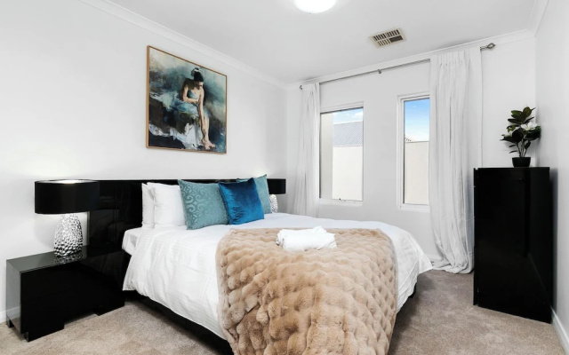 Walk to Beach Coastal Home in Coogee – Guest Rooms – Perth