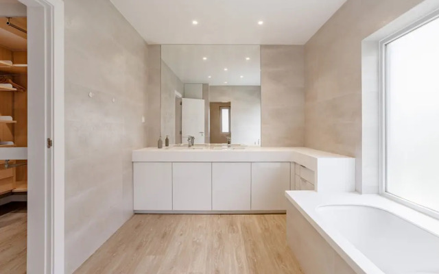 Aroeira Modern Grand Villa With Pool by Homing