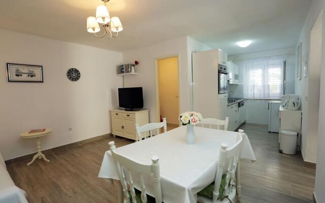 Apartment Ali - modern apartments: A2 Supetar, Island Brac