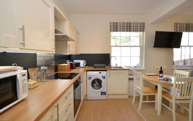 Apartment in 19th-century Building With Communal Garden in Dartmouth