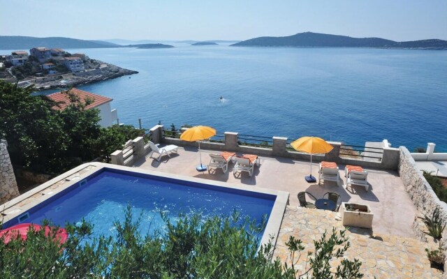 Amazing Home in Sevid With Wifi and 9 Bedrooms