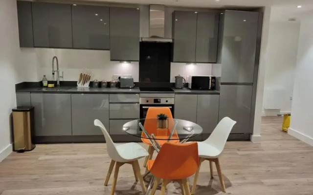 Balcony View Apartment- Sleeps 5 & Private Parking