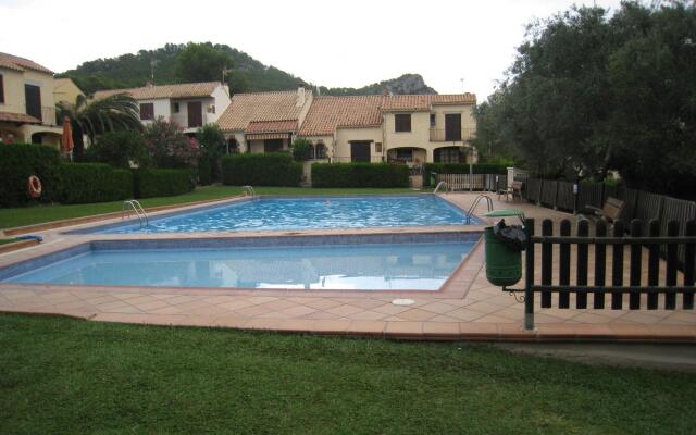Cozy Holiday Home in L'Estartit with Swimming Pool
