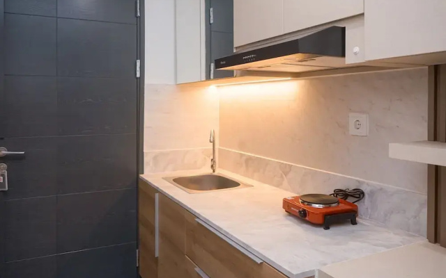 Fancy And Homey Studio Room At Collins Boulevard Apartment