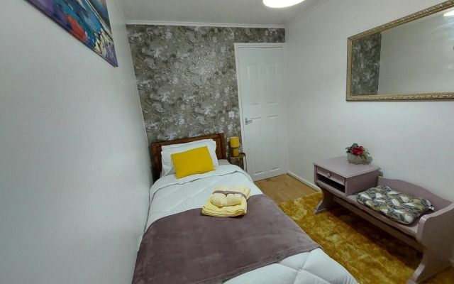 Lovely 2-bed House in the Heart of Woodhouse