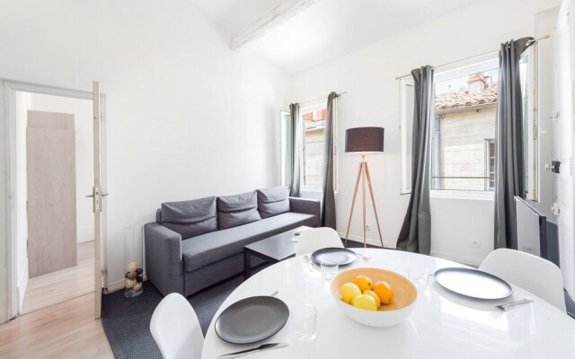 Modern 1 Bedroom Apartment "rue de le Loge"!
