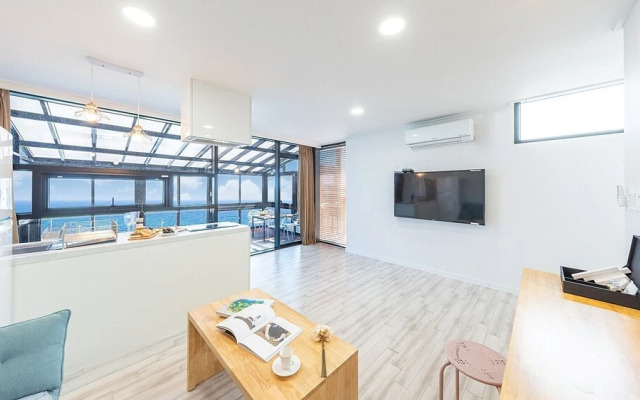 Present Poolvilla