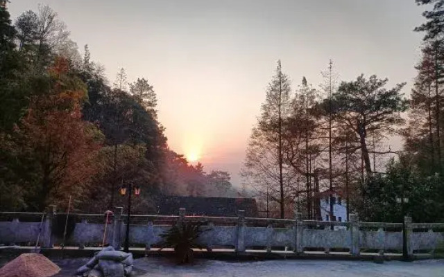 Mingjing Mountain House on the halfway of Hengshan Mountain