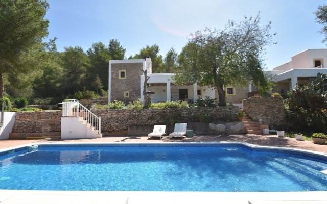 Charming Holiday House Within Walking Distance of Cala Llonga Beach and Village