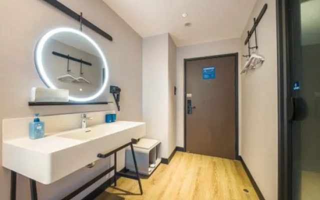 HanTing Hotel (Qingdao West Coast Qingda Affiliated Hospital Binhai College Subway Station)