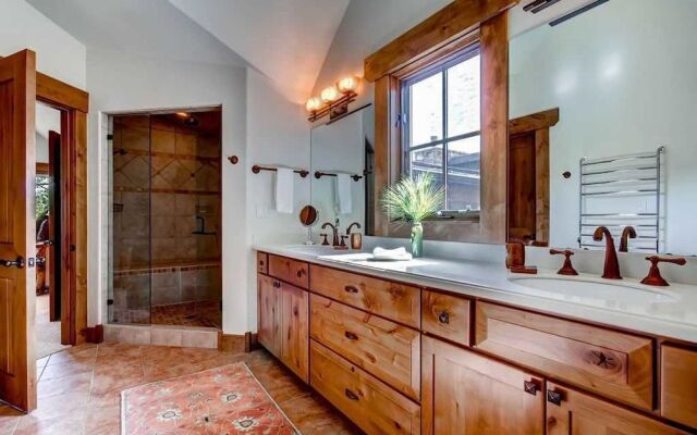 Hatari Lodge 5 Bedroom Home by RedAwning