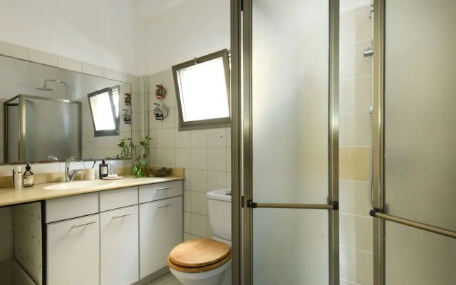 Stylish 2-Bedroom Green Oasis