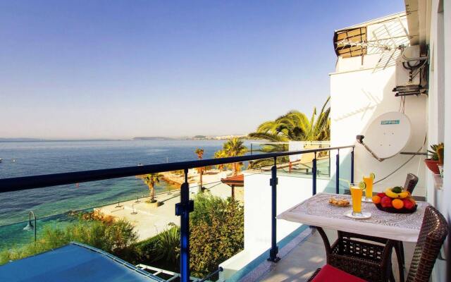 Beachfront Villa Mediteran