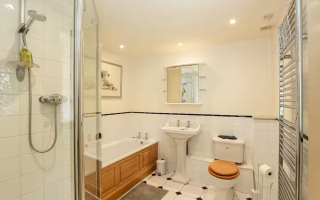 Priory Courtyard - 3 Bedroom Escape