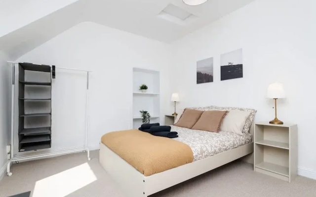 2 Bedroom House-free Parking