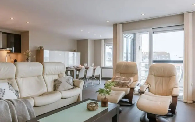 Spacious Apartment With Lateral sea View