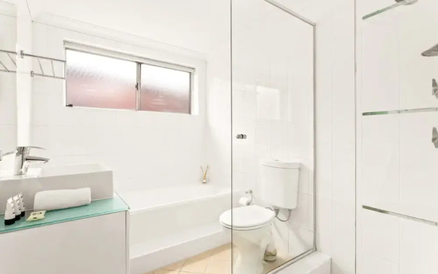 Bright and Convenient Apartment, Close to Shops