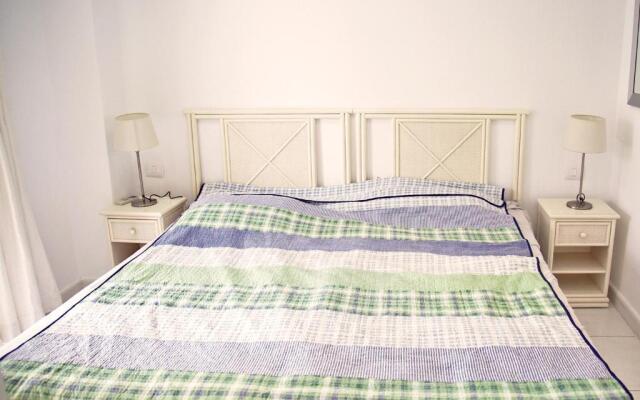 2 min Walk to Beach - Private Solarium Bungalow