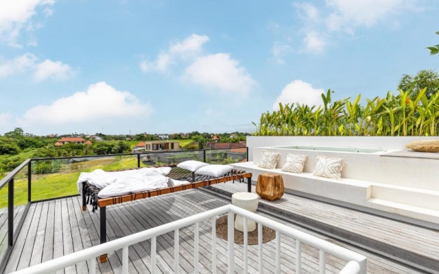 THE WĀVE BALI - brand new 2BR VILLA in Canggu - 2 pools – Balcony – Canggu