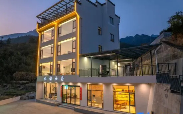 Yunjin Mountain Villa · Cloud Sky Retreat