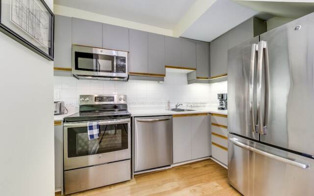 Newly Decorated 2BR Yorkville Home