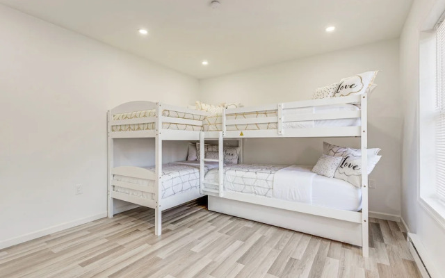 Chic Coolbaugh Township Getaway w/ Hot Tub!