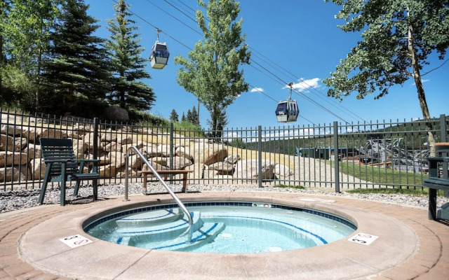 Zephyr Slopeside - 1504 2 Bedroom Condo by RedAwning