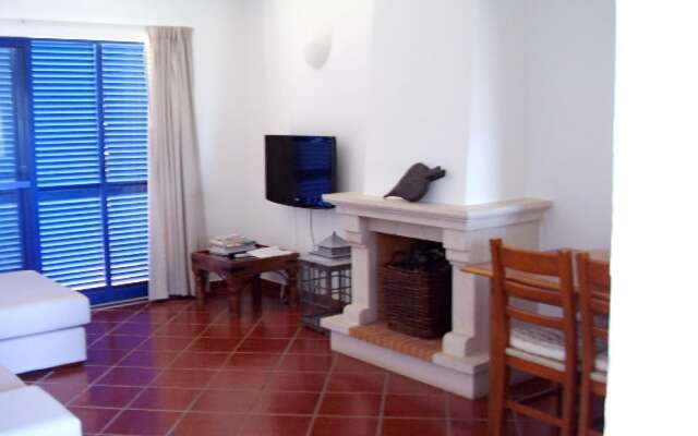 House With one Bedroom in Alvor, With Shared Pool, Furnished Terrace and Wifi Near the Beach