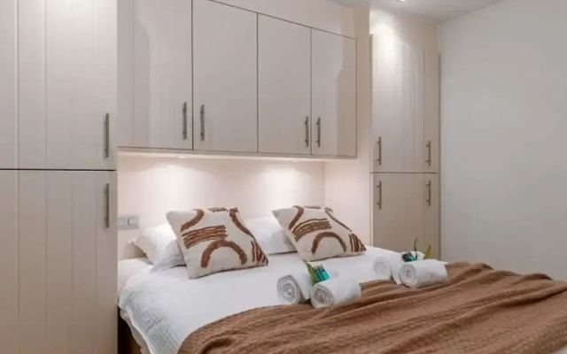 Lovely and Spacious Apartment on top Location