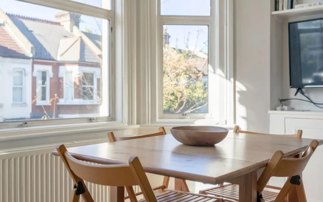 Comfortable 3 Bedroom Flat in Battersea