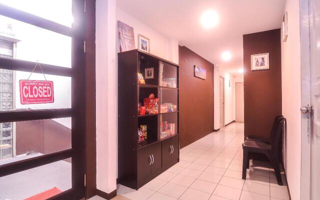 OYO 89465 Golden Lounge