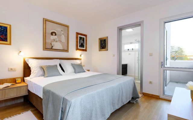 Villa in Zupa With Infinity Pool & Biokovo Views