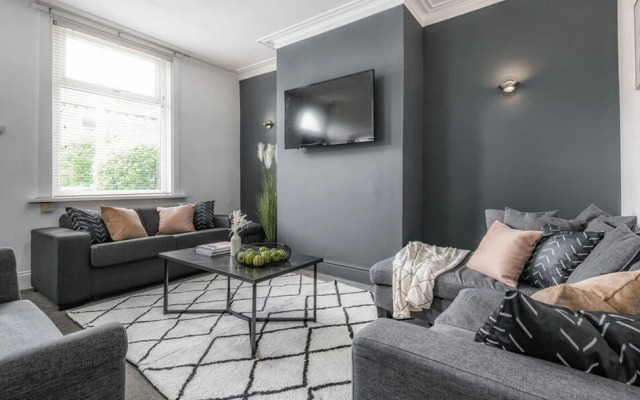 Beautiful 4BD Family Home Burley Leeds